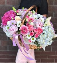 Композиция солнечный день в Кузоватово Цветочная композиция из Розы, Хризантемы, Пионы и Лизиантусы в корзине в Кузоватово