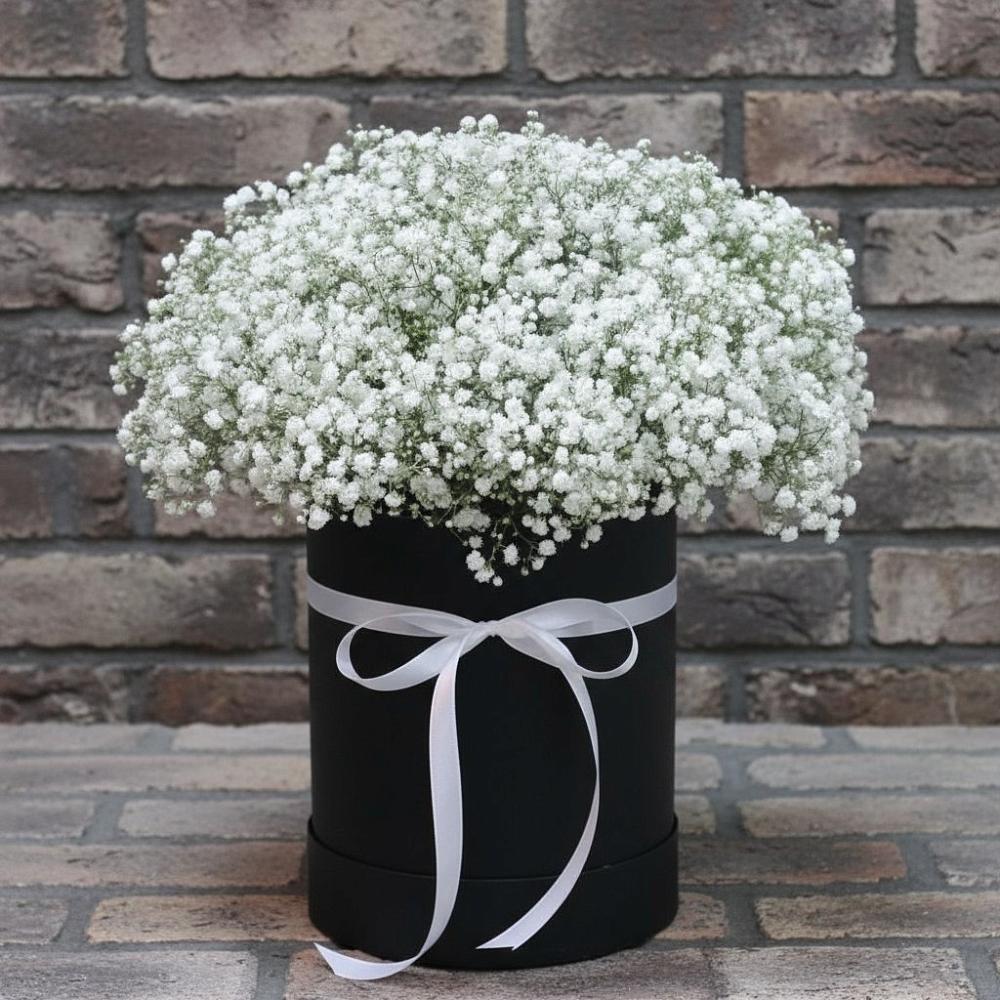 Цветочная композиция из Гипсофила в шляпной коробке в Кузоватово