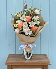 Букет цветов из:  Альстромерии, Лизиантусы, Розы и Хризантемы в Кузоватово