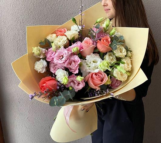 Букет цветов из: Розы, Лизиантусы и Гвоздики в Кузоватово